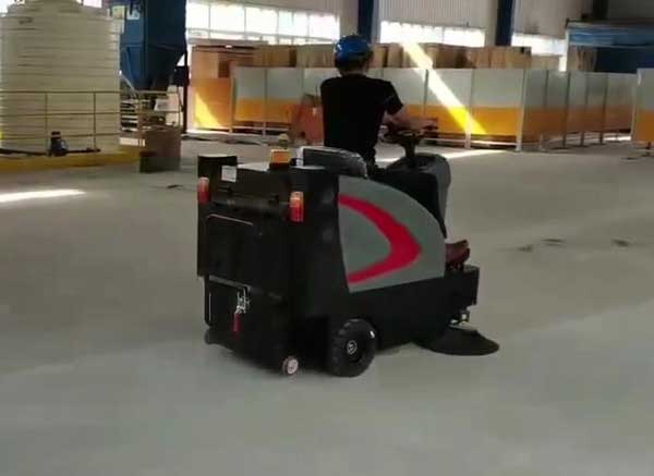電動掃地車價(jià)格表大全，哪些因素影響價(jià)格的高低？